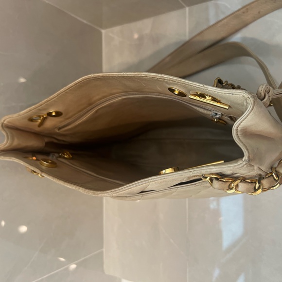 Authentic Chanel Lambskin Leather Ivory/ Crème Bag - Picture 5 of 7